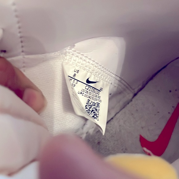 White and black mid-top Nike blazer 77 shoes. - Picture 4 of 7